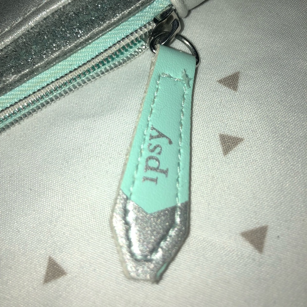 IPSY GLAM BAG - Picture 2 of 3